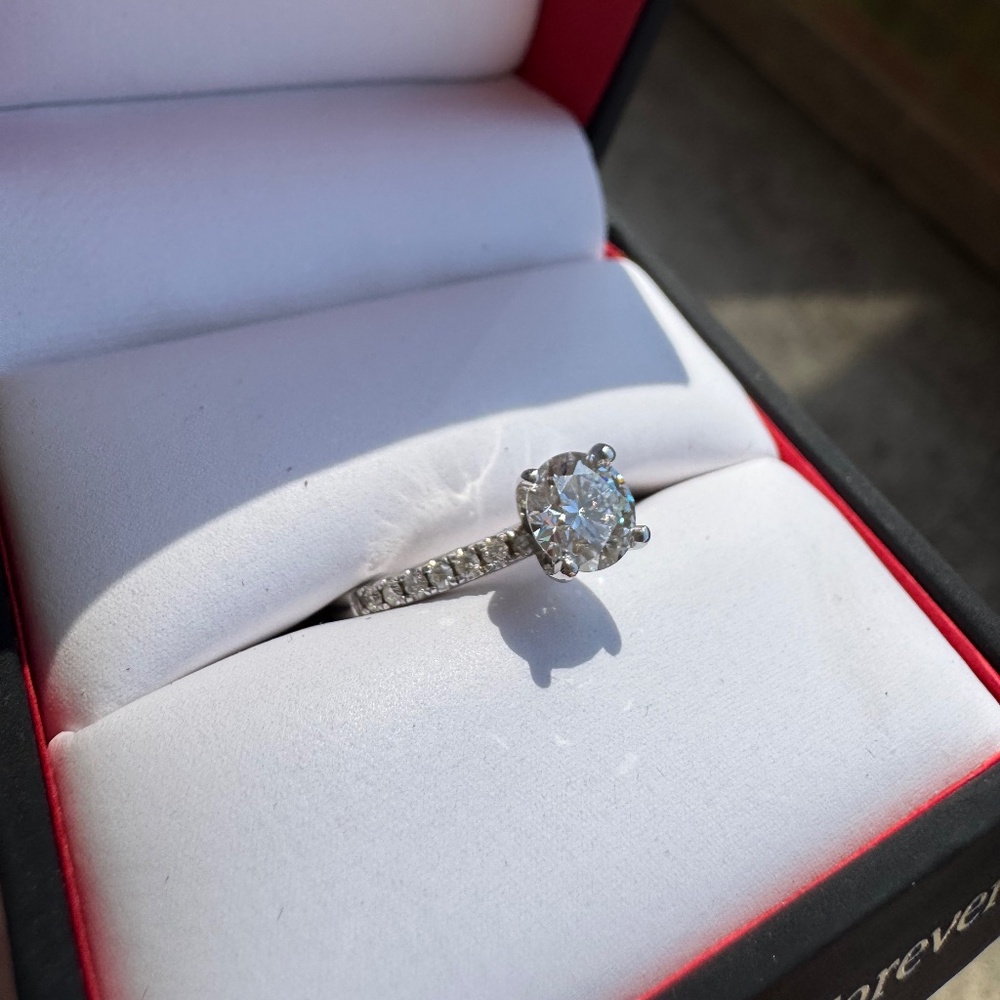 Diamond ring (lab grown) with all paperwork